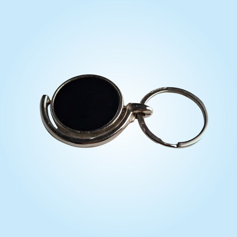 Revolving metal keychain